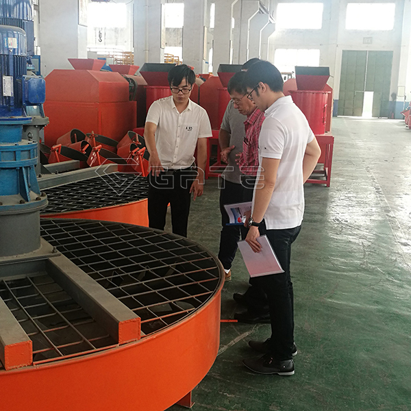 Vietnamese customer visit GATE factory for fertilizer mixer machine disc type mixer Manfacturer