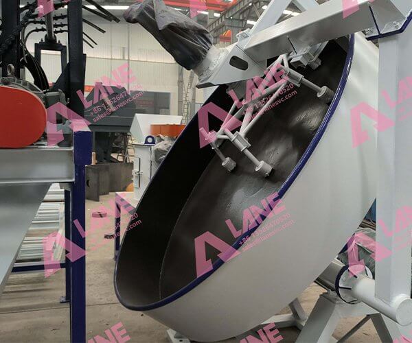 How does the disc granulator produce round organic fertilizer granules?